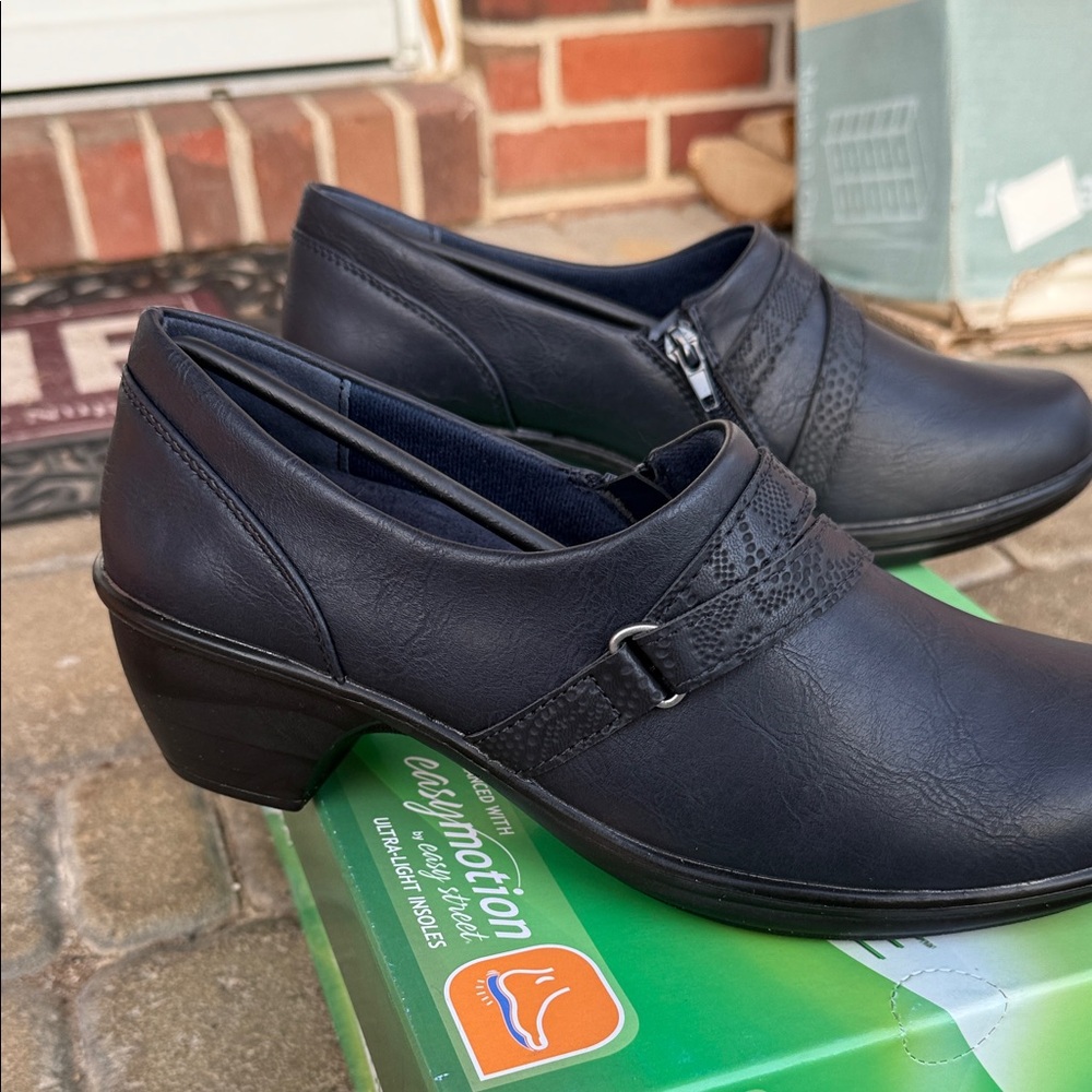 Easy Street Black Women's Loafers - Picture 2 of 2